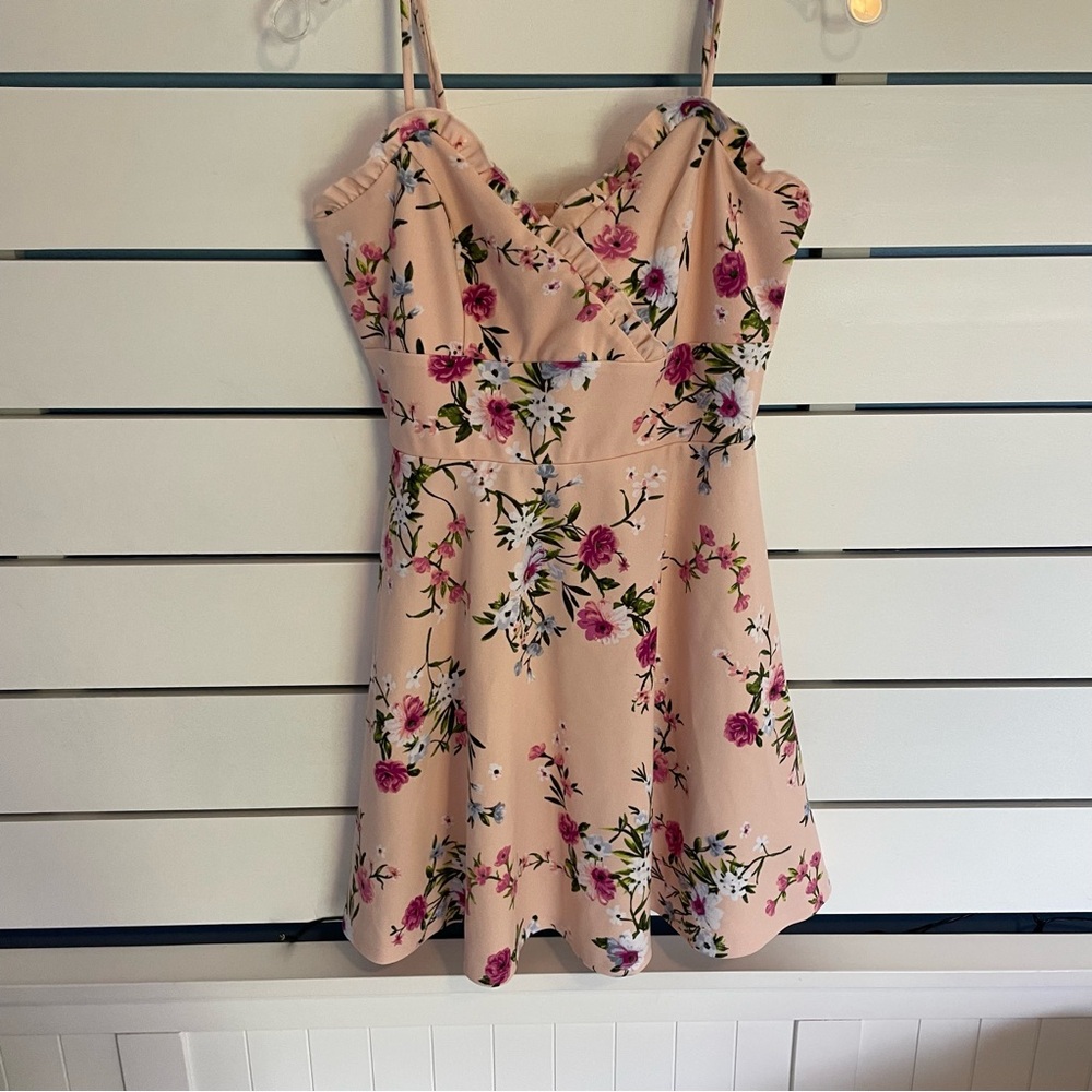 Women’s small pink floral mini dress from Francesca‘s - Picture 4 of 8